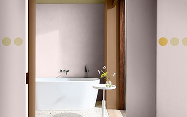 cette photo montre une salle de bain, cadrée sur une baignoire blanche. Tous les murs sont roses pastels