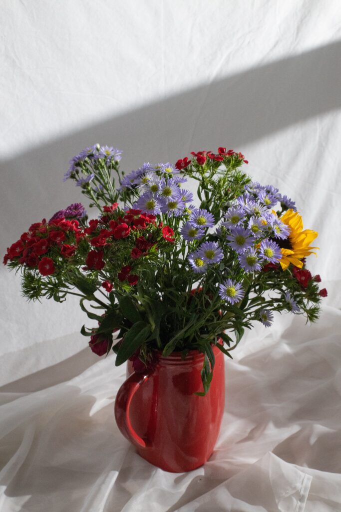 bouquet de fleurs dans un vase rouge - conseil décoration lyon - colaurama
