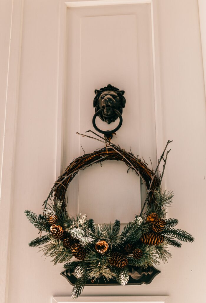couronne de porte en branche de sapin - décoration intérieur lyon - colaurama