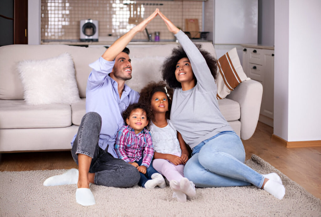 Famille heureuse dans un intérieur harmonieux, parents formant un toit protecteur au-dessus de leurs enfants, symbolisant un espace qui soutient la vie et le bien-être familial
