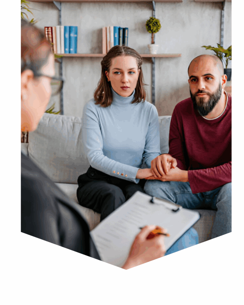 Couple en séance de conseil intérieur, observé par une décoratrice holistique, illustrant l’écoute et l’analyse pour créer un intérieur qui soutient la vie et réduit le stress