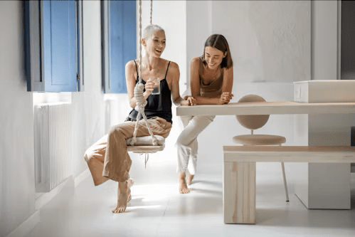 collaboration entre décoratrice et habitant autour de plans d’intérieur, symbolisant la co-création de l’espace