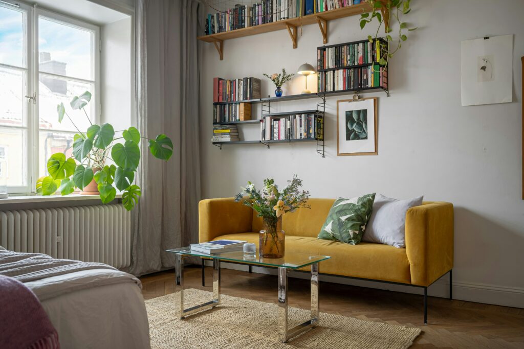 salon lumineux décoré de jaune et de vert, illustrant la psychologie de l’habitat et l’énergie de l’espace