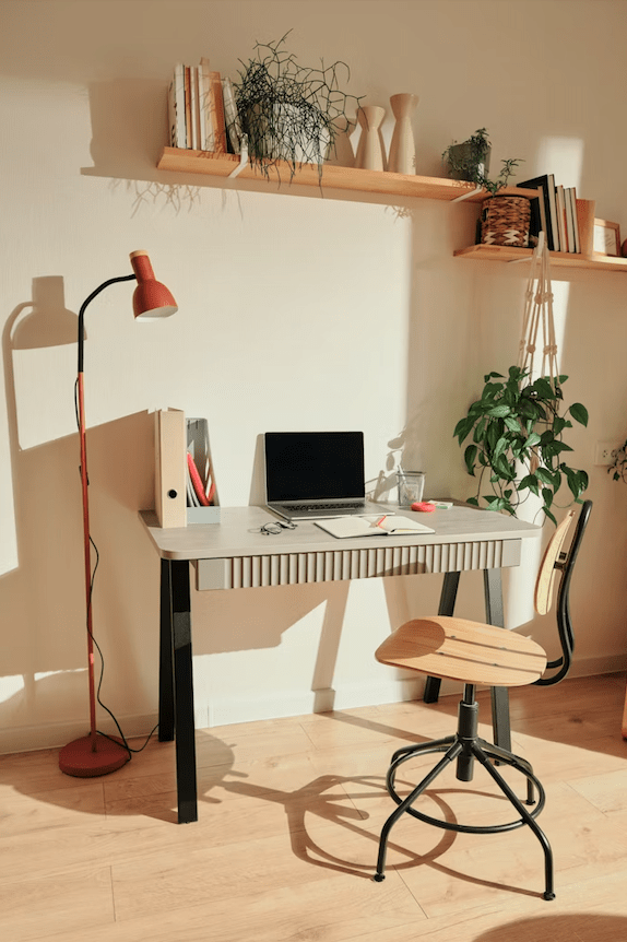 Neuroarchitecture et aménagement pour se sentir en sécurité chez soi : bureau orienté vers l’entrée