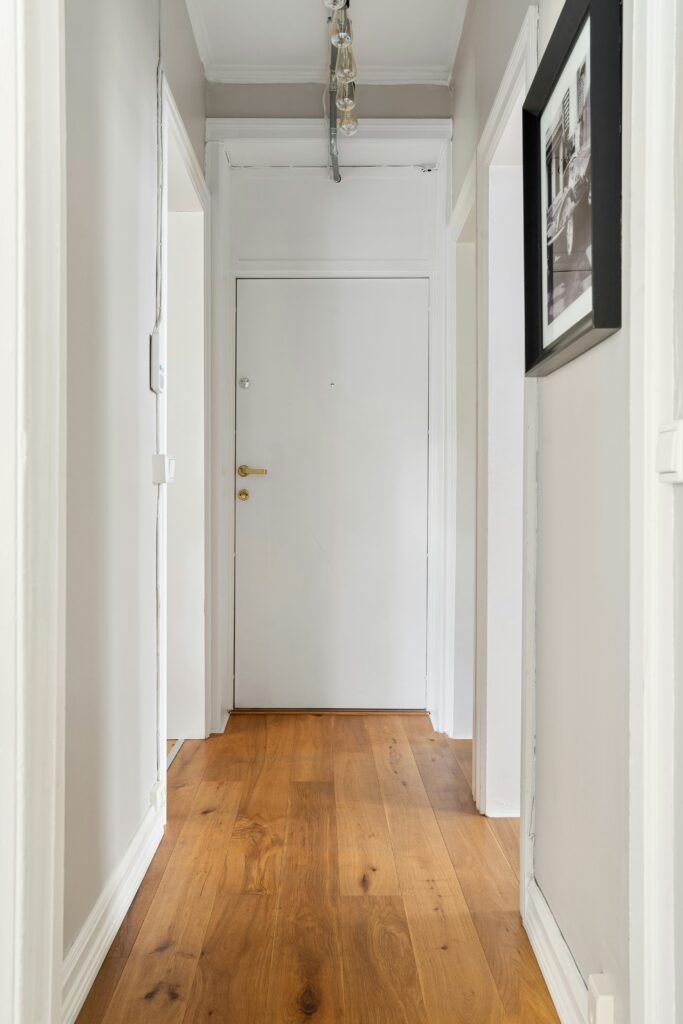 Pantone 2026 Cloud Dancer, blanc dans un couloir, pour unifier les pièces de vie