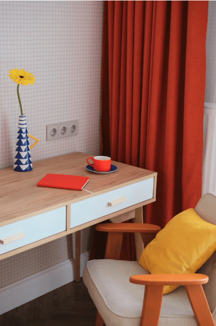 espace de travail pensé selon la psychologie des couleurs, selon une décoratrice d'intérieur holistique, basée à Lyon, pour mieux comprendre l’impact des couleurs sur notre bien-être à la maison