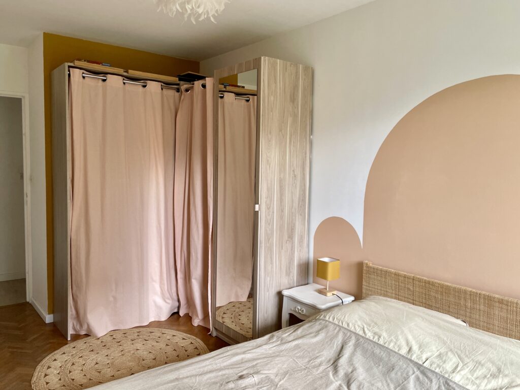 chambre de couple à Lyon pensée selon les principes de la neuro-architecture pour permettre un sommeil réparateur