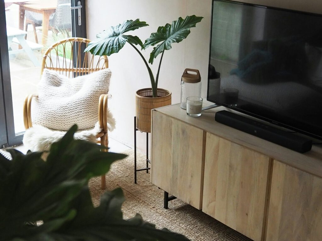 zoom sur un meuble tv plus durable, du mobilier écologique permet de respecter la santé des habitants tout en préservant notre planète