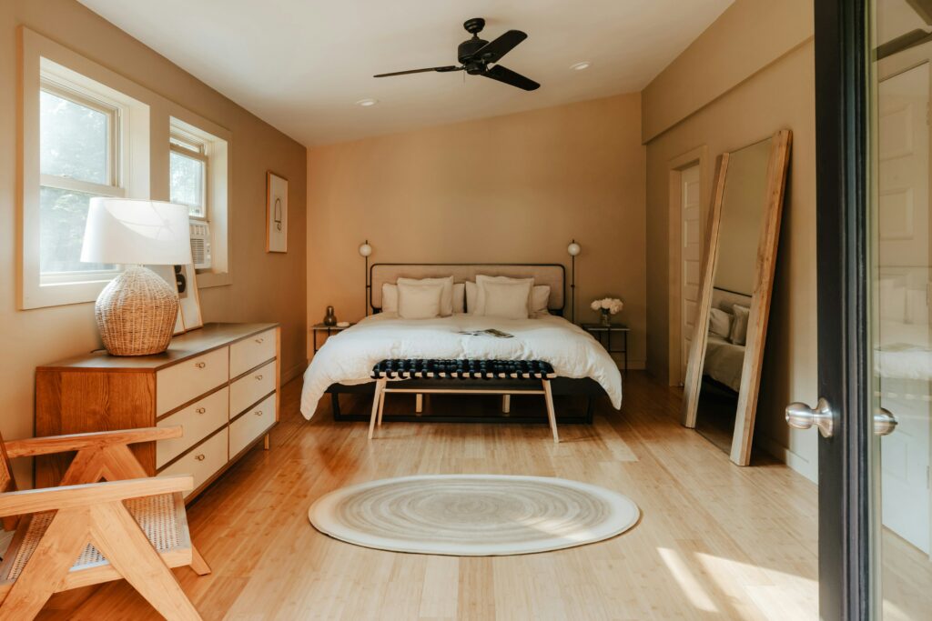 Aménager sa chambre pour mieux dormir : position du lit face à la porte