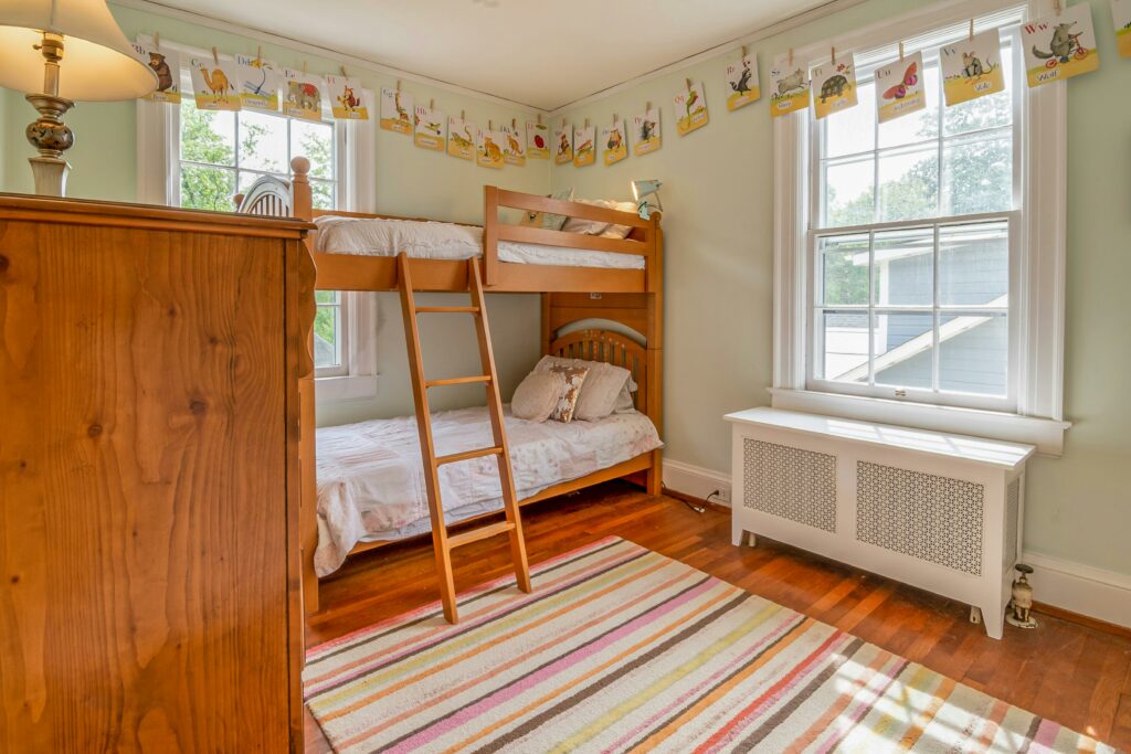 Lits superposés en bois pour aménager une chambre partagée et optimiser l'espace de sommeil de deux enfants.
