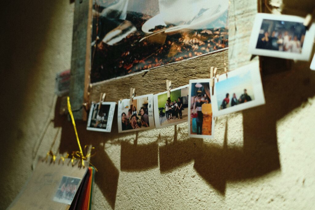 Idée de décoration pour aménager une chambre partagée : une corde à photos pour créer un repère visuel rassurant pour l'enfant.