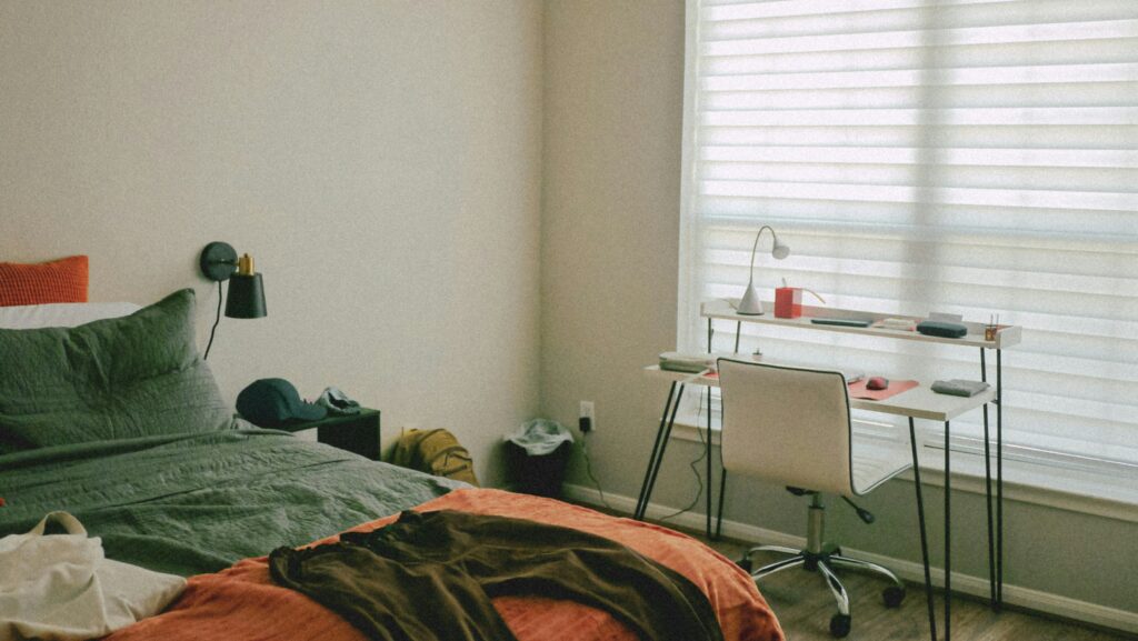 Bureau installé dans une chambre pour le télétravail : comment séparer vie professionnelle et vie personnelle.