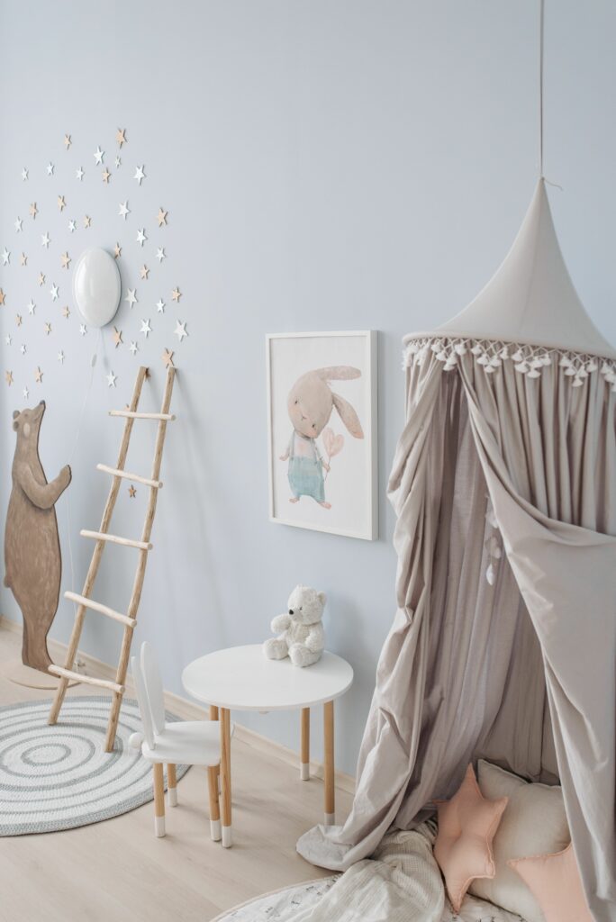 Chambre bébé entièrement déclinée en tons beige et neutres — tendance sad beige appliquée à la nurserie