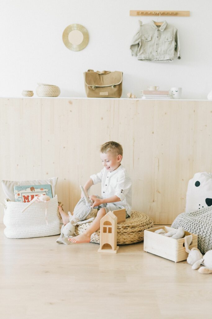 Chambre enfant aux murs beige avec mobilier en bois naturel — esthétique beige mums et psychologie des couleurs