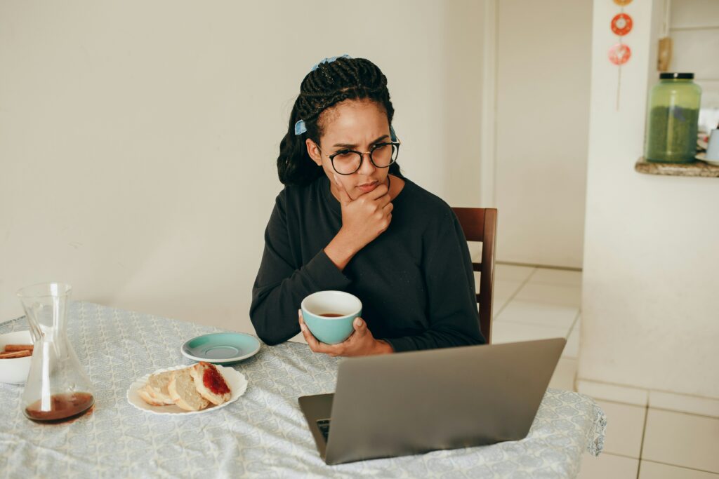 Utiliser la table de cuisine comme bureau : la difficulté de séparer vie professionnelle et vie personnelle au quotidien.