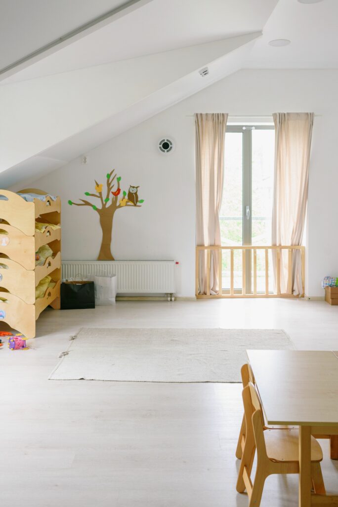 Salle de jeu enfant en palette neutre beige et bois — quand la tendance prend le dessus sur les besoins de l'enfant