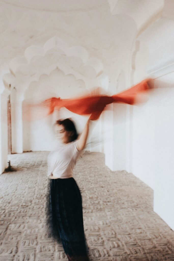 Mouvement de tissu rouge avec effet de flou, illustrant le lâcher-prise et l'acceptation du changement en psychologie de l'habitat.