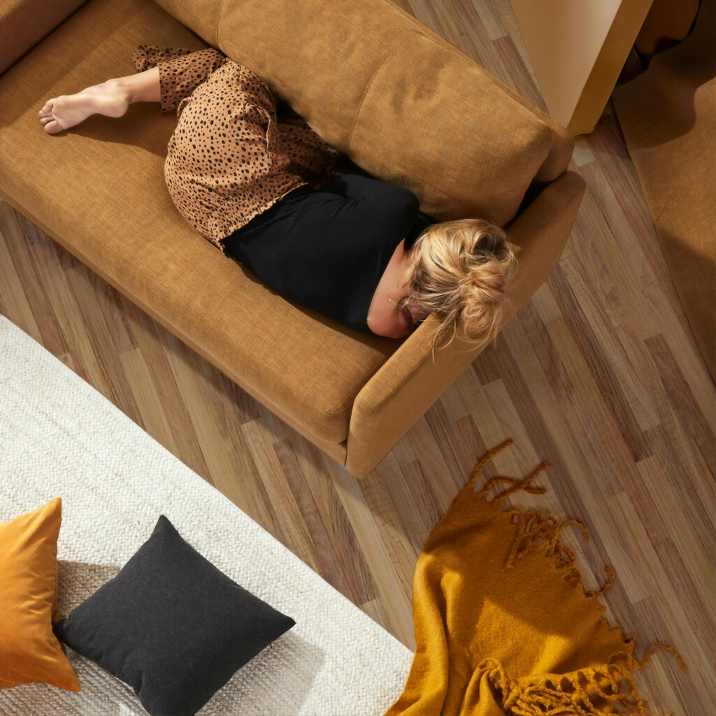 Femme fatiguée qui cherche à s'isoler pour apaiser les tensions familiales à la maison