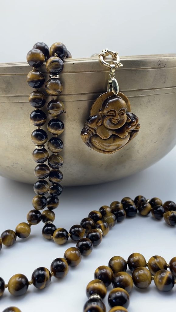 Détail du pendentif en oeil de tigre d'un mala de méditation fait main, entre lithothérapie et bien-être.
