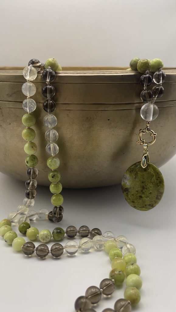 Détail des perles naturelles et des nœuds d'un mala de méditation fait main, entre lithothérapie et bien-être.