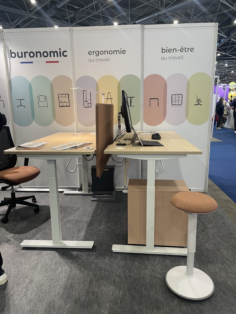 Bureau assis-debout ergonomique présenté lors du salon Préventica pour varier les postures de travail.