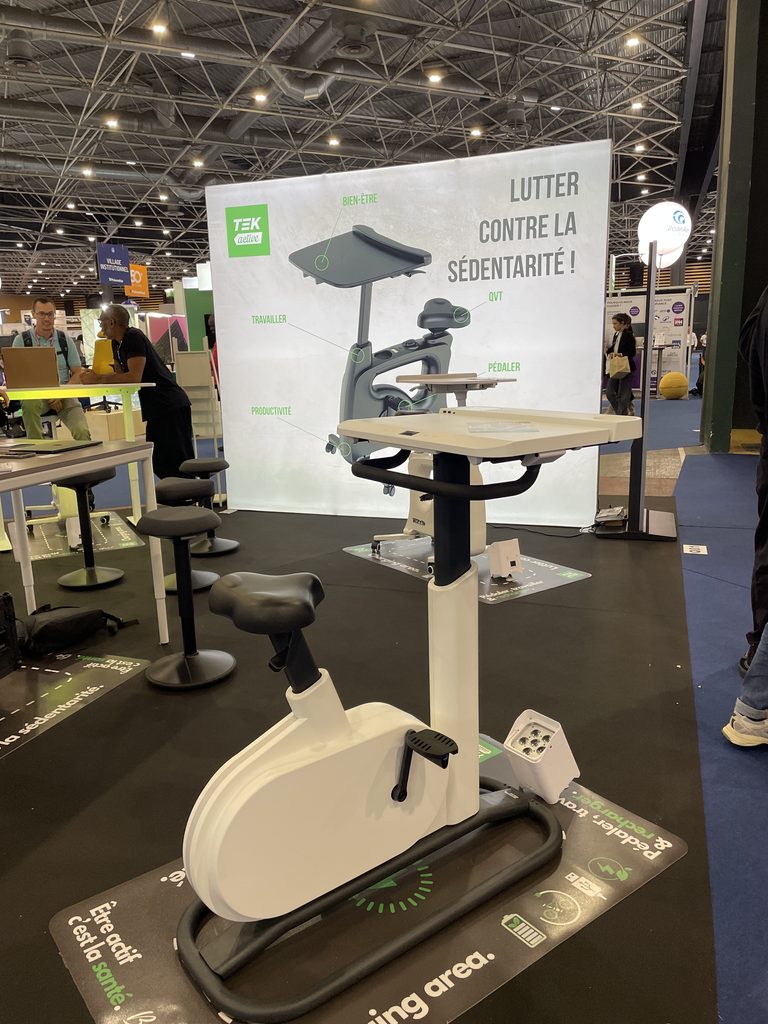 Le "desk-bike" ou bureau-vélo : la solution ultime pour pédaler tout en avançant sur ses dossiers.